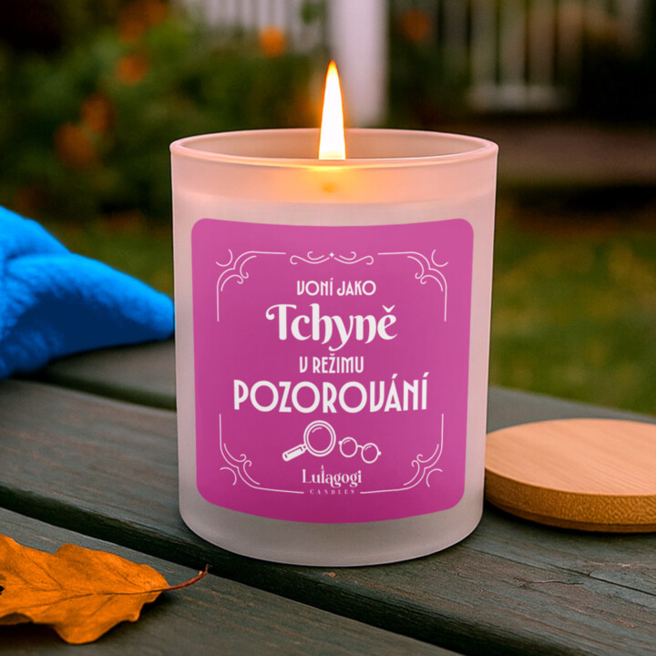 Voní jako tchyně v režimu pozorování - vonná svíce s potiskem pro tchýni