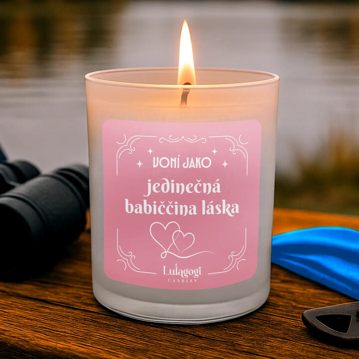 Voní jako jedinečná babiččina láska - vonná svíce s potiskem