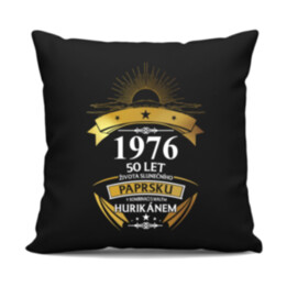 1976 - 50 let života slunečního paprsku v kombinaci s malým hurikánem - černý polštář s potiskem