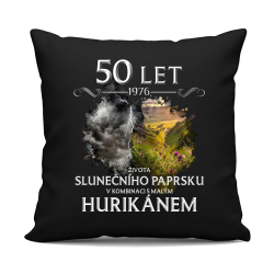 1976 - 50 let života slunečního paprsku v kombinaci s malým hurikánem v2 - černý polštář s potiskem