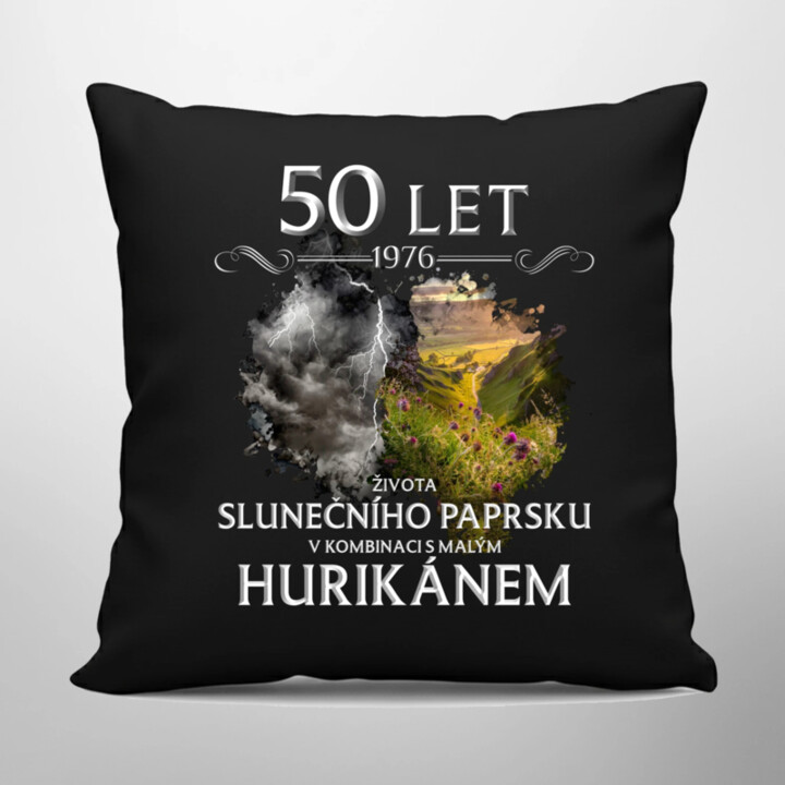 1976 - 50 let života slunečního paprsku v kombinaci s malým hurikánem v2 - černý polštář s potiskem