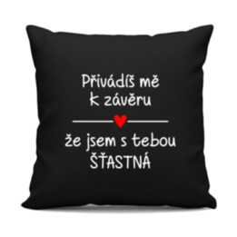 Přivádíš mě k závěru, že jsem s tebou šťastná - černý polštář s potiskem