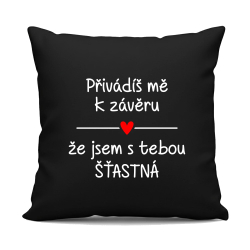 Přivádíš mě k závěru, že jsem s tebou šťastná - černý polštář s potiskem
