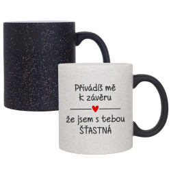 Přivádíš mě k závěru, že jsem s tebou šťastná - magický hrnek  s třpytkami jako dárek