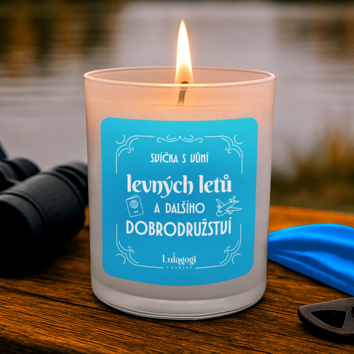 Svíčka s vůní levných letů a dalšího dobrodružství – vonná svíčka jako dárek