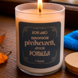 Voní jako novoroční předsevzetí, jen hoří pomaleji v2 – vonná svíčka jako dárek