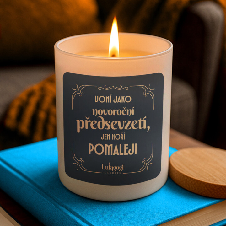 Voní jako novoroční předsevzetí, jen hoří pomaleji v2 – vonná svíčka jako dárek