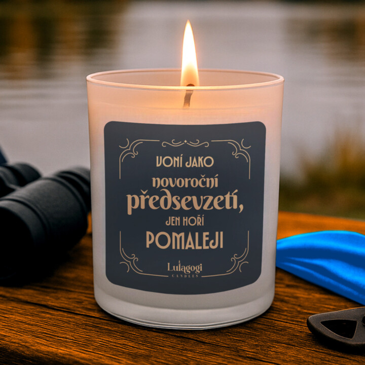 Voní jako novoroční předsevzetí, jen hoří pomaleji v2 – vonná svíčka jako dárek