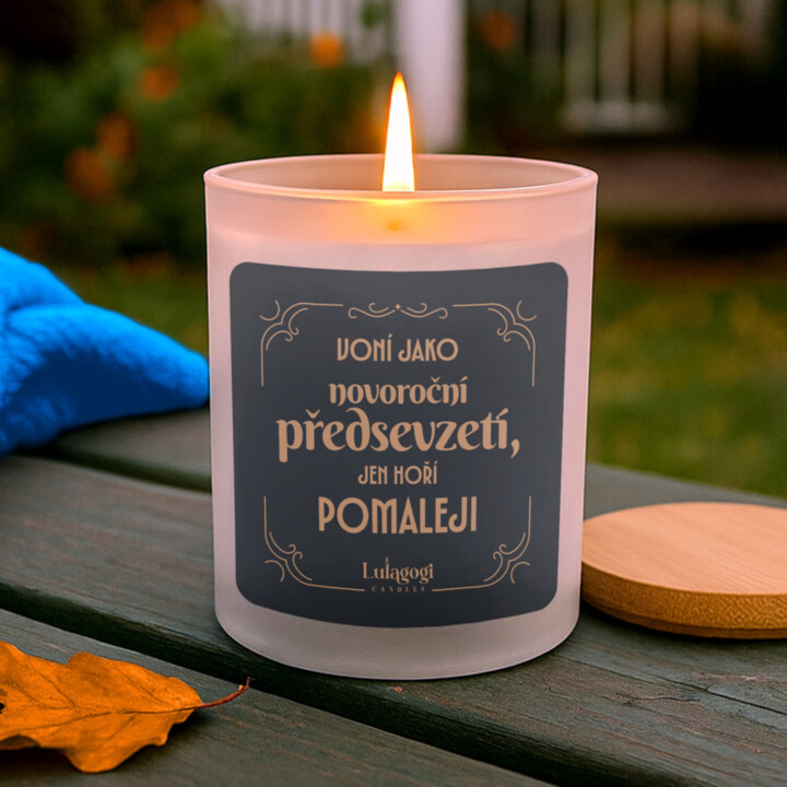 Voní jako novoroční předsevzetí, jen hoří pomaleji v2 – vonná svíčka jako dárek