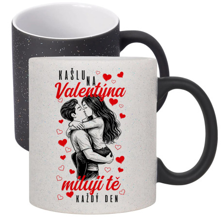 Kašlu na Valentýna, miluji tě každý den - magický hrnek  s třpytkami jako dárek