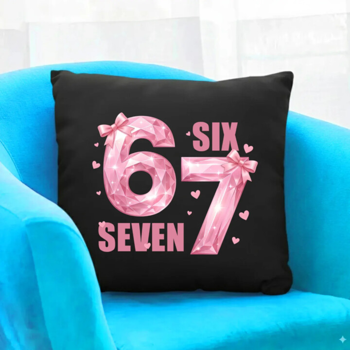 Six seven - 67 - růžová verze - černý polštář s potiskem