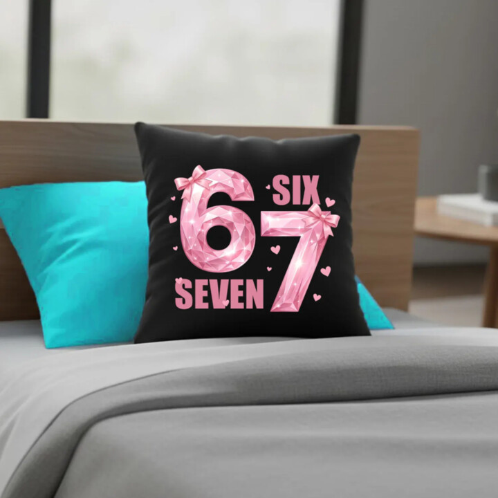 Six seven - 67 - růžová verze - černý polštář s potiskem