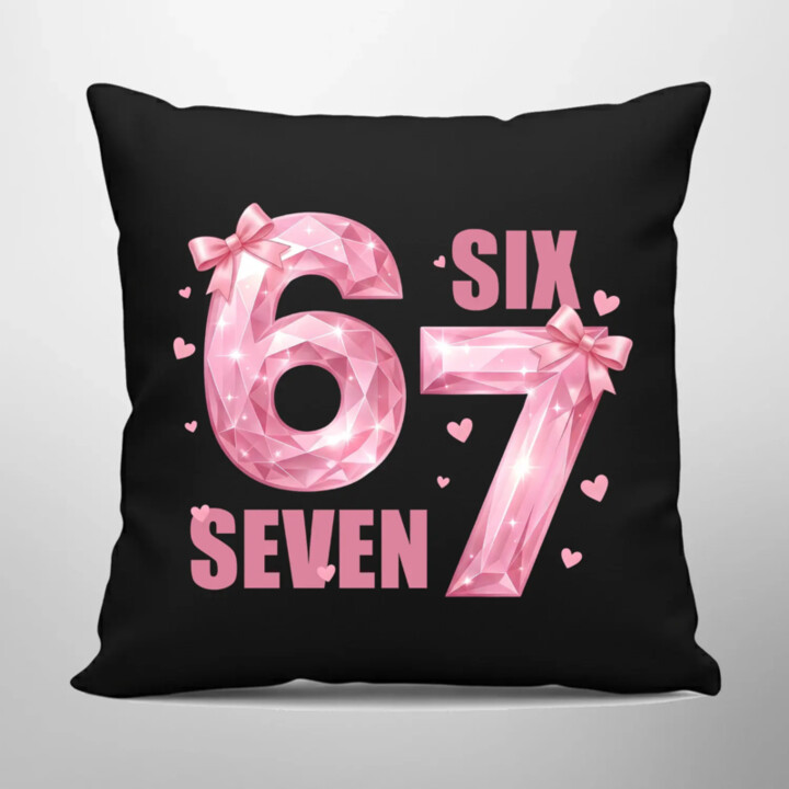 Six seven - 67 - růžová verze - černý polštář s potiskem