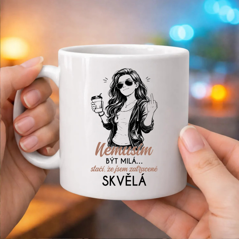 Nemusím být milá… stačí, že jsem zatraceně skvělá - hrnek s potiskem