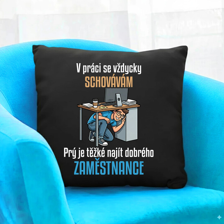 V práci se vždycky schovávám - černý polštář s potiskem