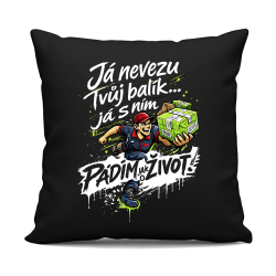 Já nevezu tvůj balík… já s ním pádím jak o život! - černý polštář s potiskem