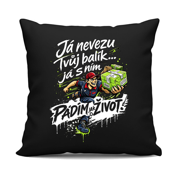 Já nevezu tvůj balík… já s ním pádím jak o život! - černý polštář s potiskem
