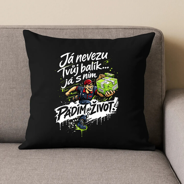 Já nevezu tvůj balík… já s ním pádím jak o život! - černý polštář s potiskem