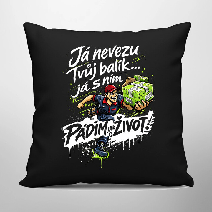 Já nevezu tvůj balík… já s ním pádím jak o život! - černý polštář s potiskem