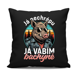 Já nechrápu, já vábím bachyně - černý polštář s potiskem