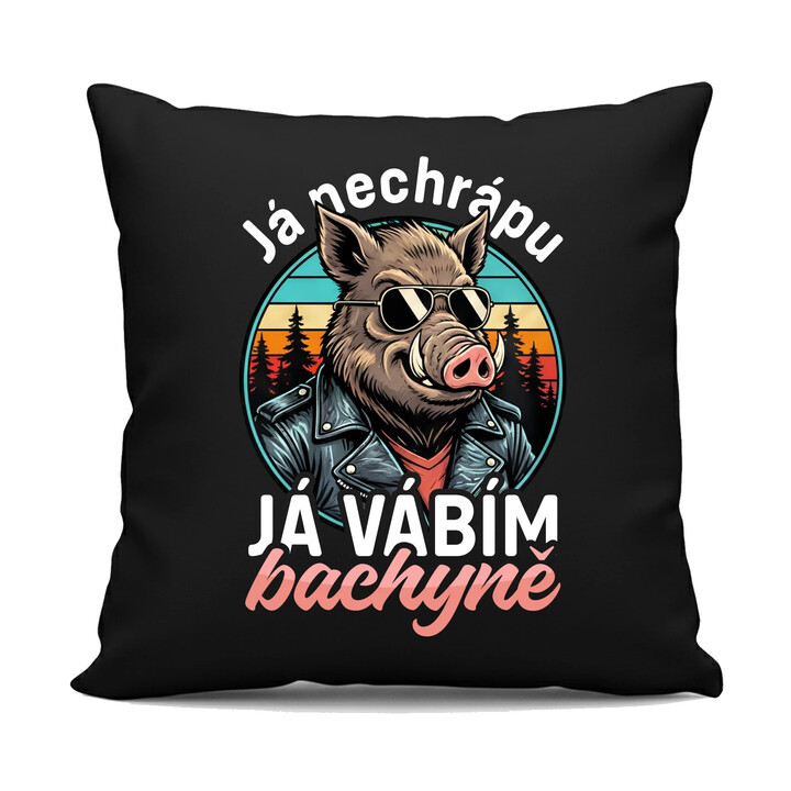 Já nechrápu, já vábím bachyně - černý polštář s potiskem