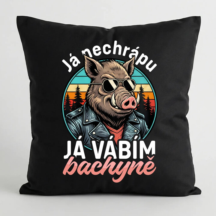 Já nechrápu, já vábím bachyně - černý polštář s potiskem