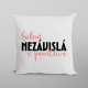Silná, nezávislá a pamětlivá - polštář s potiskem