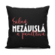 Silná, nezávislá a pamětlivá - černý polštář s potiskem