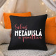 Silná, nezávislá a pamětlivá - černý polštář s potiskem
