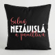Silná, nezávislá a pamětlivá - černý polštář s potiskem