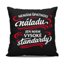 Nemám špatnou náladu, jen mám vysoké standardy - černý polštář s potiskem