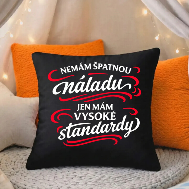 Nemám špatnou náladu, jen mám vysoké standardy - černý polštář s potiskem