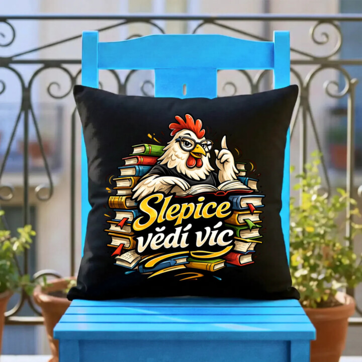 Slepice vědí víc - černý polštář s potiskem