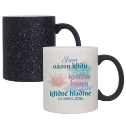 Jsem oázou klidu, květem lotosu - magický hrnek  s třpytkami jako dárek