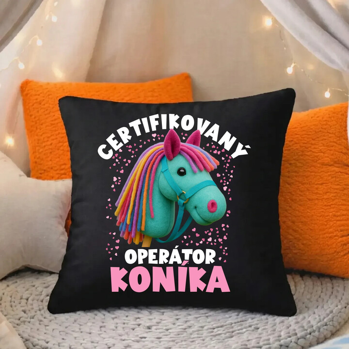 Certifikovaný operátor koníka - černý polštář s potiskem
