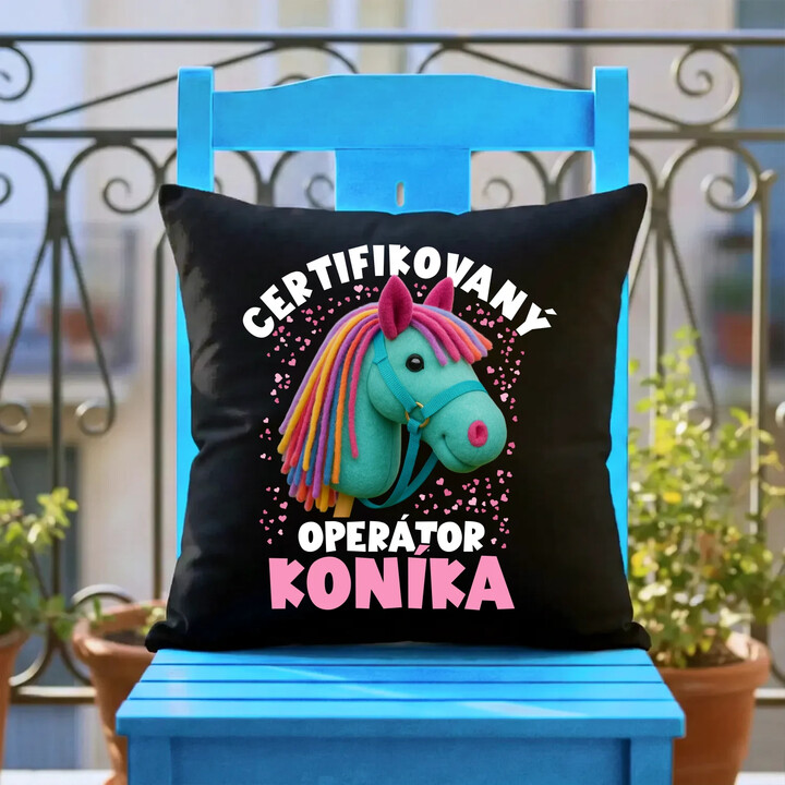 Certifikovaný operátor koníka - černý polštář s potiskem