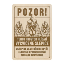 Pozor! Tento prostor hlídají slepice - dřevěná cedulka s gravírováním