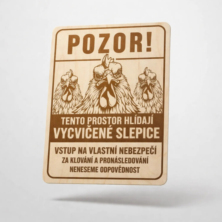 Pozor! Tento prostor hlídají slepice - dřevěná cedulka s gravírováním