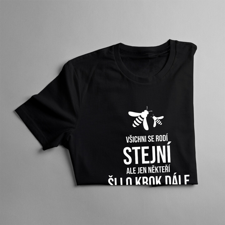 Všichni se rodí stejní, ale jen někteří šli o krok dále a stali se včelaři - pánské tričko s potiskem
