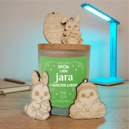 Sada svíčka s vůní jara s nádechem alergie + závěsné ozdoby jako dárek