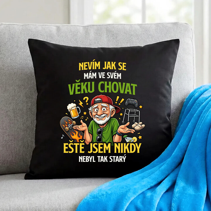Nevím, jak se mám ve svém věku chovat, ještě jsem nikdy nebyl tak starý - černý polštář s potiskem