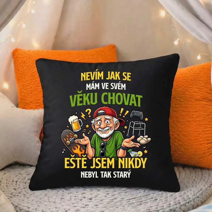 Nevím, jak se mám ve svém věku chovat, ještě jsem nikdy nebyl tak starý - černý polštář s potiskem