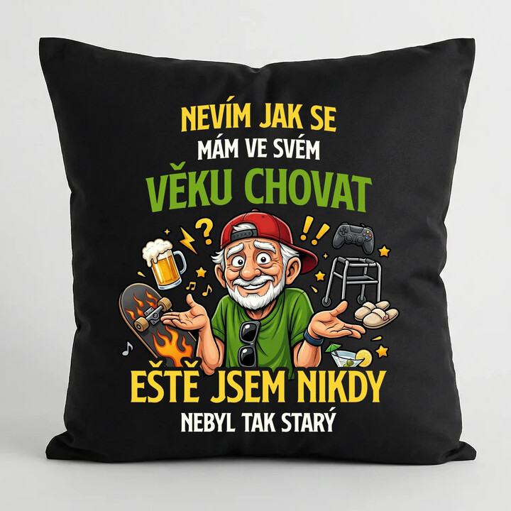 Nevím, jak se mám ve svém věku chovat, ještě jsem nikdy nebyl tak starý - černý polštář s potiskem