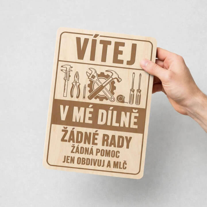 Vítej v mé dílně - žádné rady, žádná pomoc - dřevěná cedulka s gravírováním