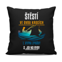 Štěstí ve dvou krocích: vypni zprávy, jdi na ryby - černý polštář s potiskem