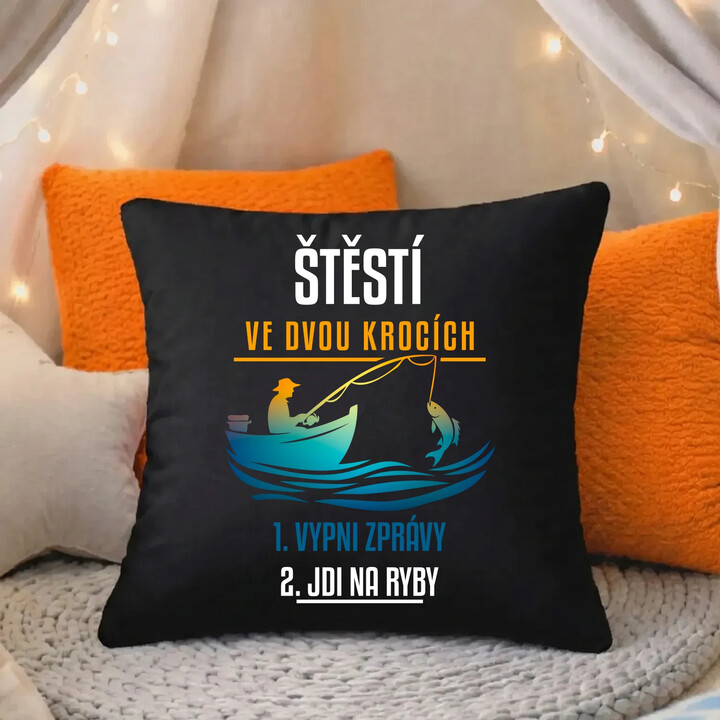 Štěstí ve dvou krocích: vypni zprávy, jdi na ryby - černý polštář s potiskem