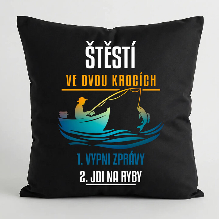 Štěstí ve dvou krocích: vypni zprávy, jdi na ryby - černý polštář s potiskem