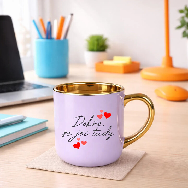Dobře, že jsi tady - Elegantní hrnek na dárek