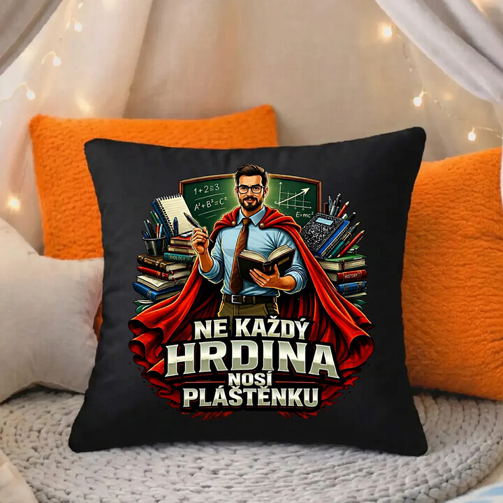 Ne každý hrdina nosí pláštěnku - učitel - černý polštář s potiskem