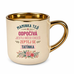 Maminka teď odpočívá, zeptej se tatínka – Elegantní hrnek na dárek